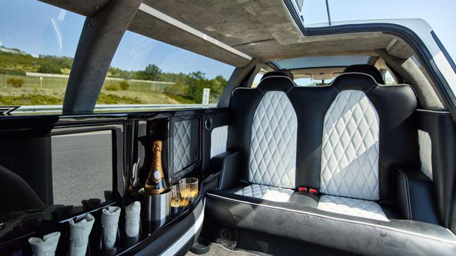 Στο πίσω μέρος του smart Limo, προσφέρονται όπως οι ανέσεις μιας κανονικής limo, όπως αναπαυτικά καθίσματα, σαμπάνια και μερικές οθόνες για να ψυχαγωγ